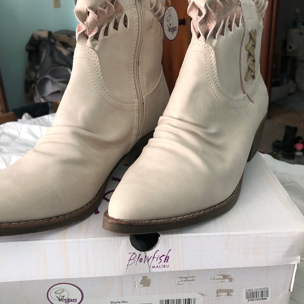NWT Women’s size 8.5 boots